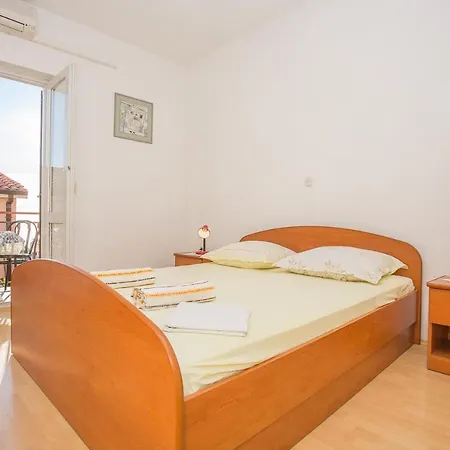 Nuic 748 Makarska