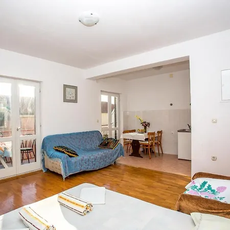 Nuic 748 Makarska