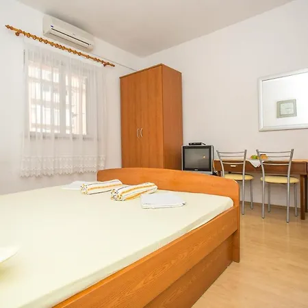 Guest house Nuic 748 Makarska