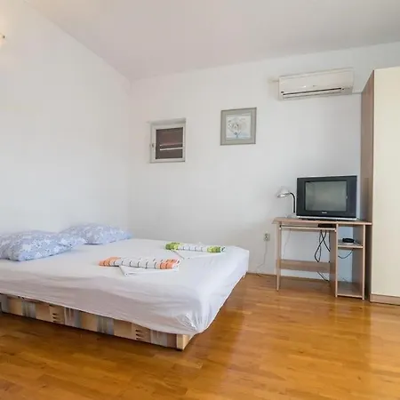 Guest house Nuic 748 Makarska