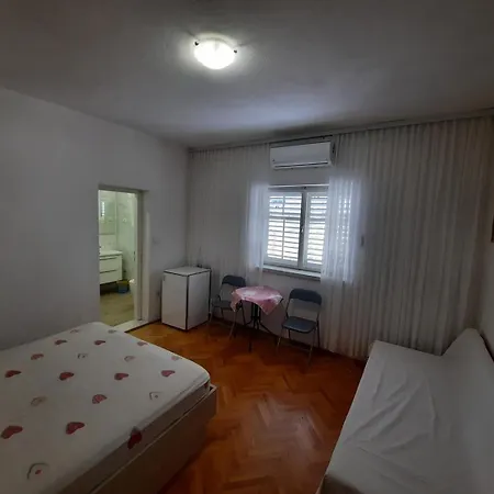 Guest house Nuic 748 Makarska